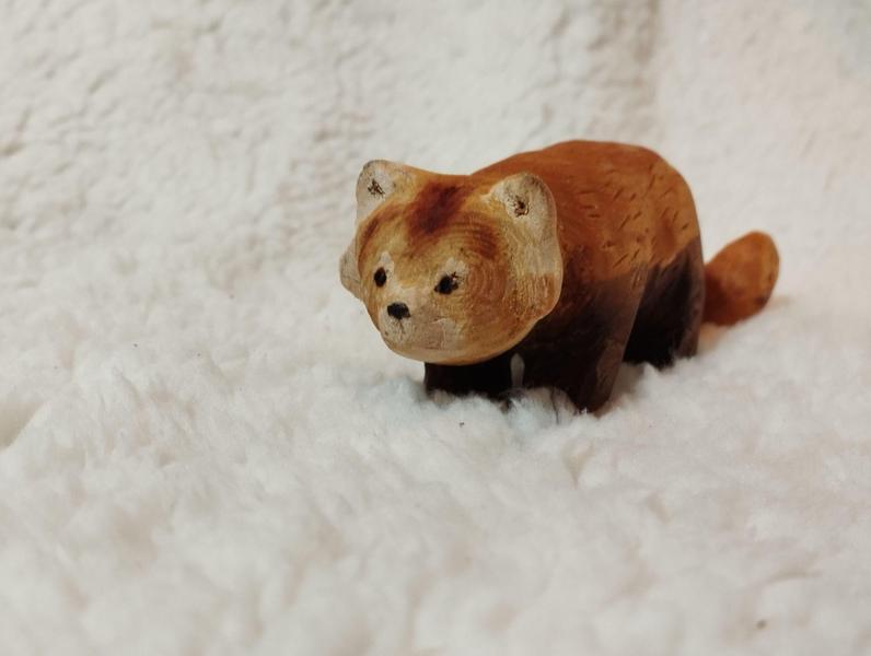 Photo d'un panda roux en bois