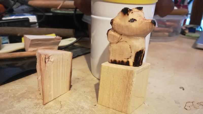 Sculpture de renard en bois pyrogravé 