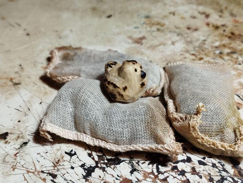 Une petite poule en bois