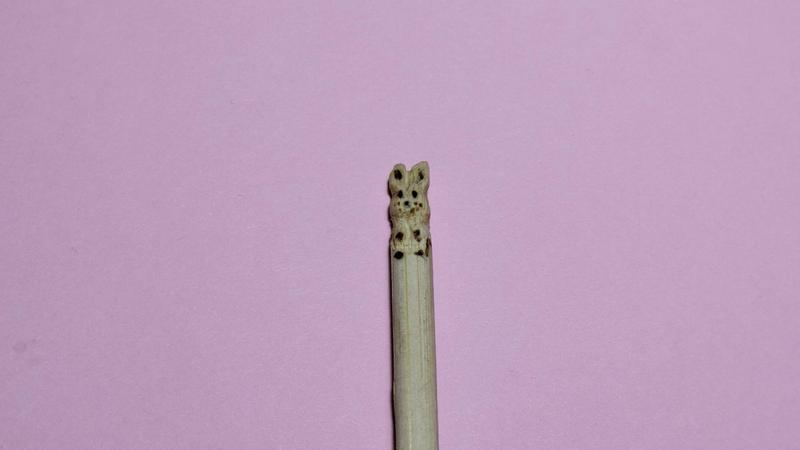 Gros plan sur l'extrémité du crochet en forme de lapin