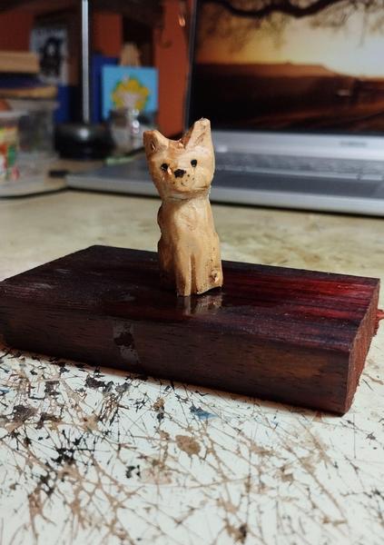 Un chat en bois