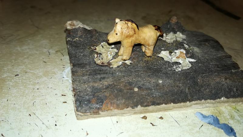 Une petite sculpture de poney 