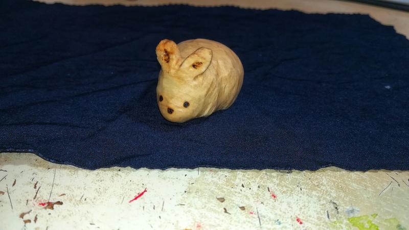 sculpture de lapin en bois