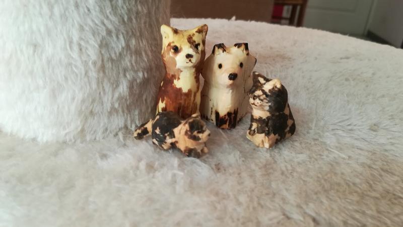 Trois sculptures de chats tricolores, et une sculpture de renard 