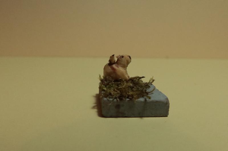 Mini sculpture de capybara sur un carré de mosaïque. Un petit oiseau chill sur le capybara