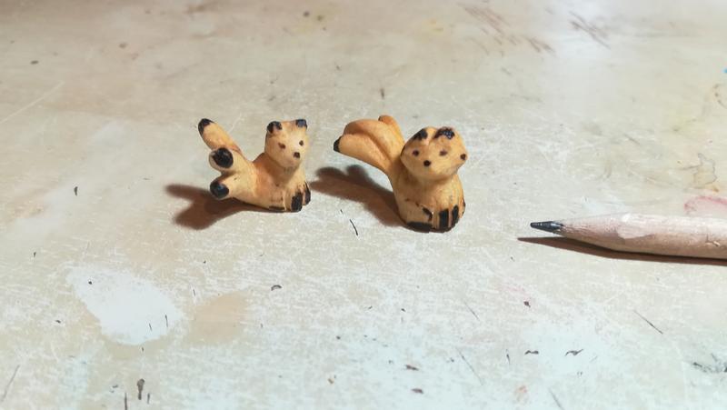 Deux petits kitsunes en bois