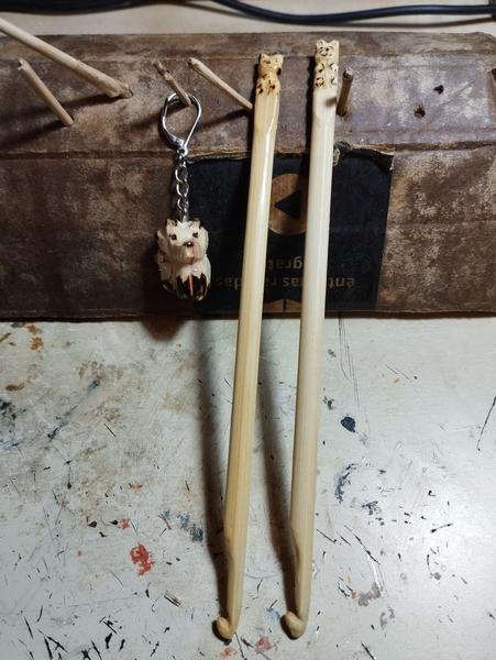 Deux crochets en bambou et un pendentif renard