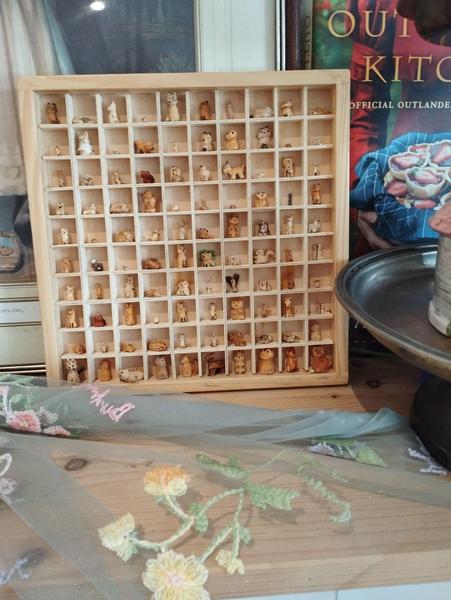Photo d'un cadre avec 100 mini sculptures d'animaux