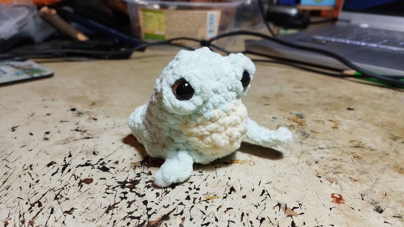 Une grenouille verte au cri. Elle a I et forme très arrondie 
