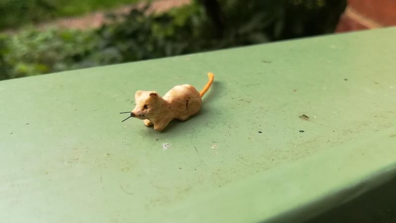 Petite sculpture de rat, vue d'un autre angle 