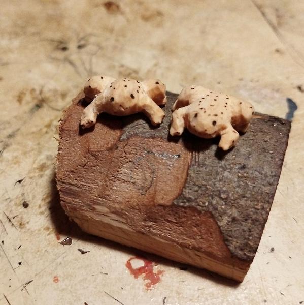 Deux mini grenouilles en bois 
