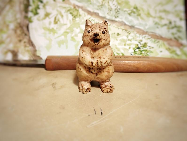 Sculpture en bois d'une maman quokka