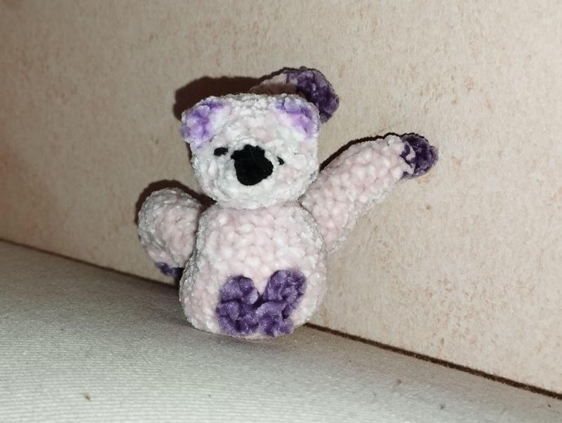 Un renard à trois queues au crochet. Couleurs rose et violet
