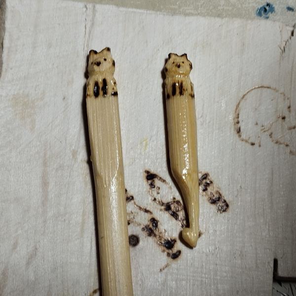 Deux crochets renards en bambou, dont un très court