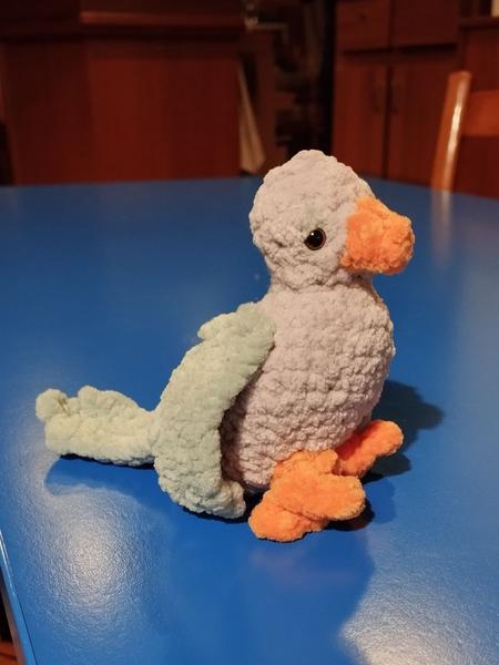 L'oiseau de profil. Il a l'air un peu triste. Sa queue est trop longue pour être celle d'un canard 