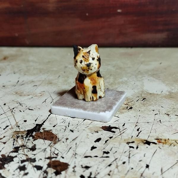 Petit chat calico en bois