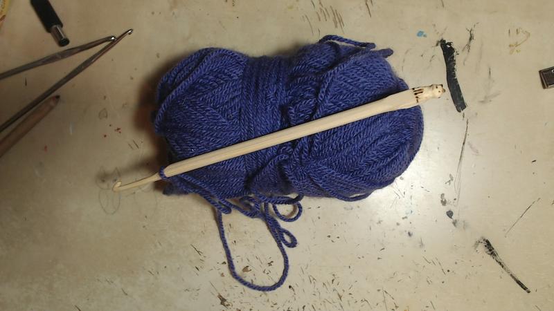 photo d'un crochet en bambou avec une décoration en forme de renard et une pelote de laine