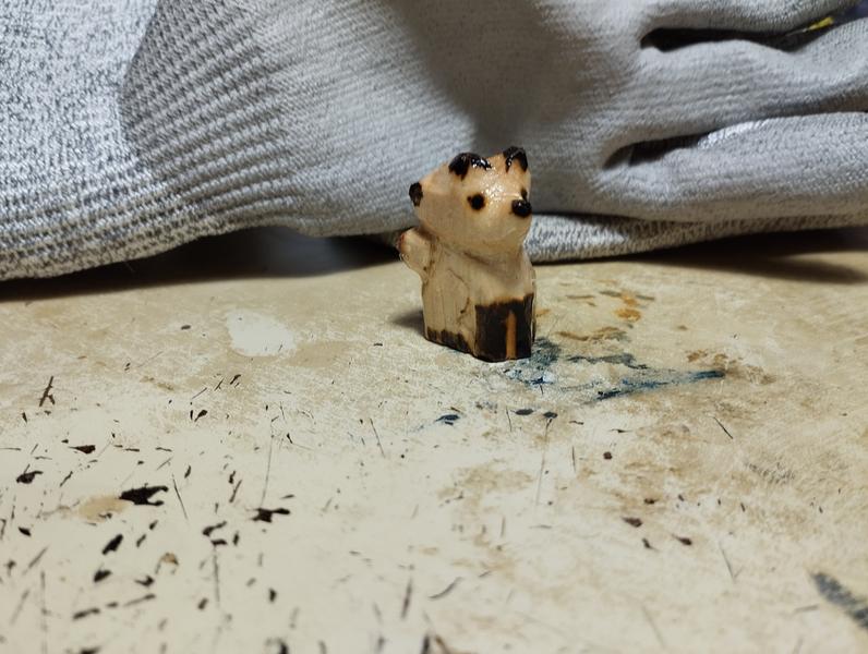 Petite sculpture de renard en bois pyrogravé 
