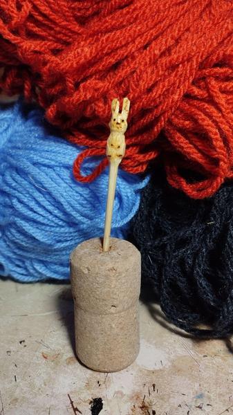 Une épingle en bambou. La tête est en forme de lapin