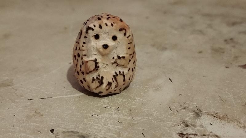 Un hérisson en bois, les piquants sont pyrogravés