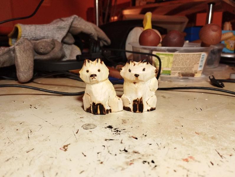 Deux sculptures de renards en bois pyrogravé 