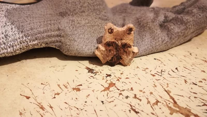 Sculpture d'une grenouille qui tient un cœur