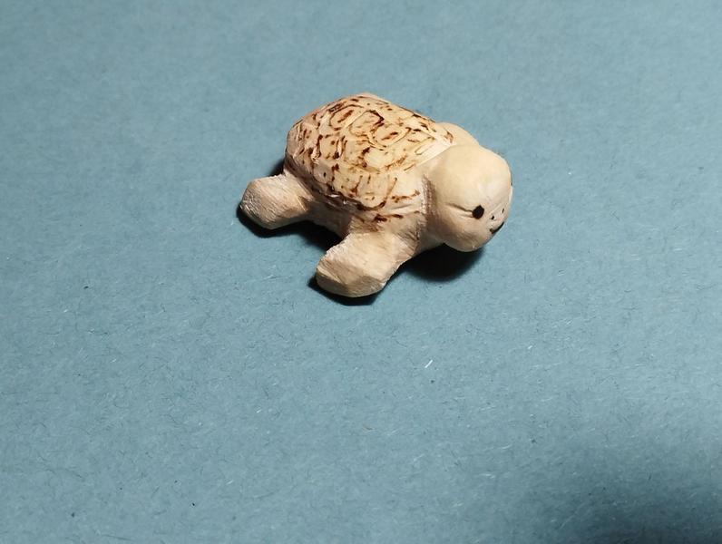 sculpture de tortue marine en bois