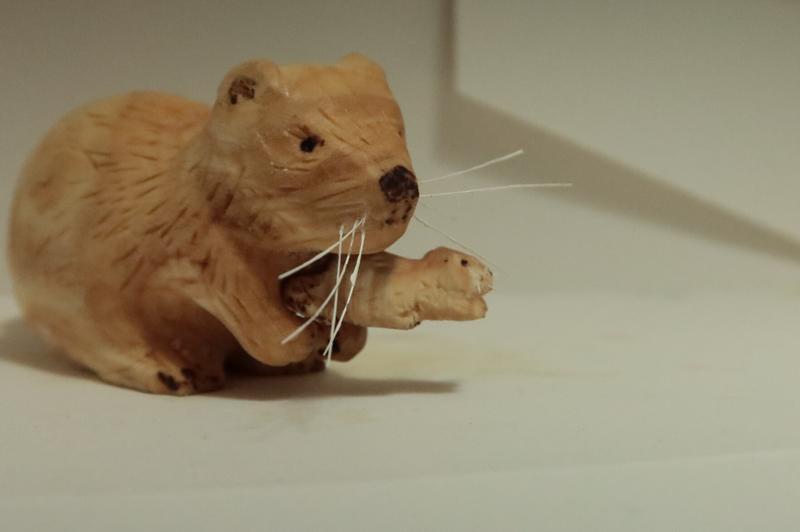 la grande sculpture de ragondin qui tient la petiteon dirait qu'elle veut s'échapper et que le grand ragondin n'est pas content