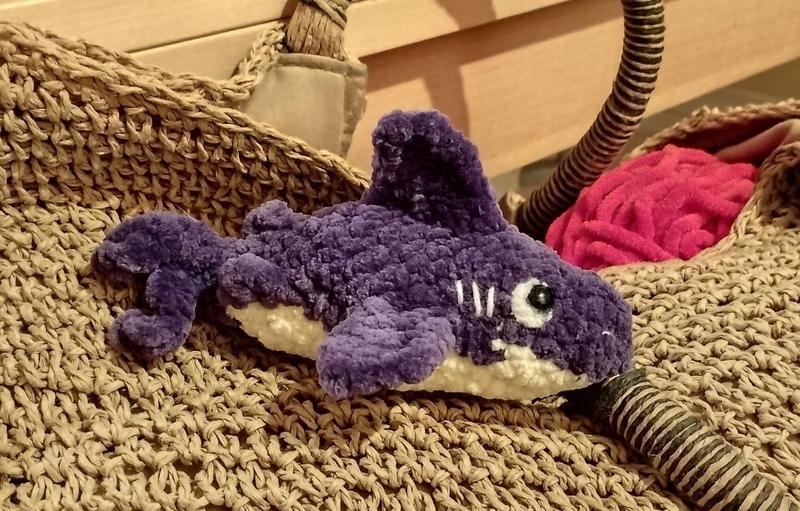 Un requin crocheté, violet et jaune 