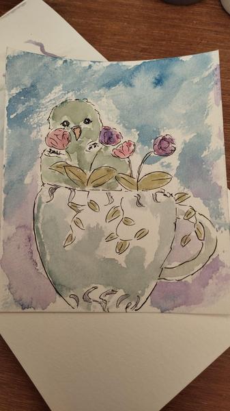 Aquarelle d'une tasse remplie de fleurs. Un oiseau de type piou vert en a fait son nid