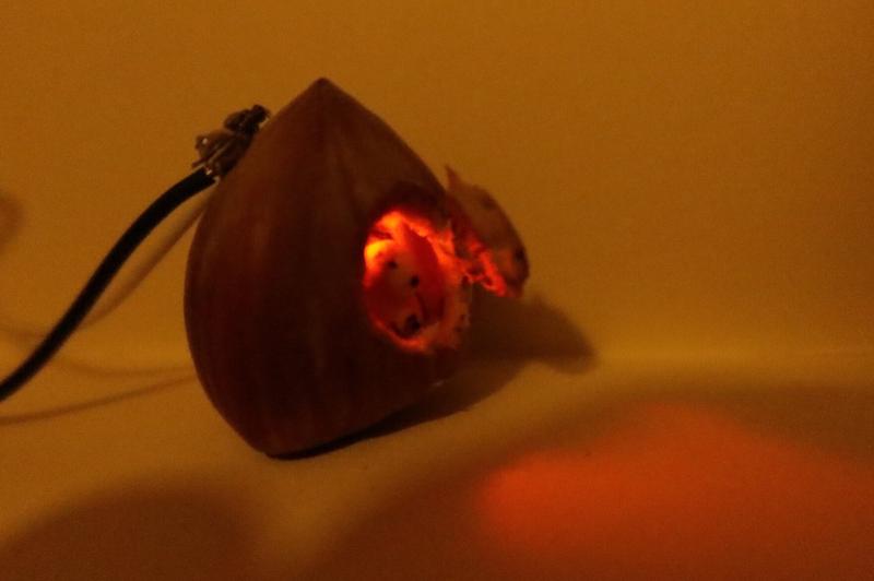 photo prise avec moins d'éclairage. L'intérieur est éclairé par une lumière rouge