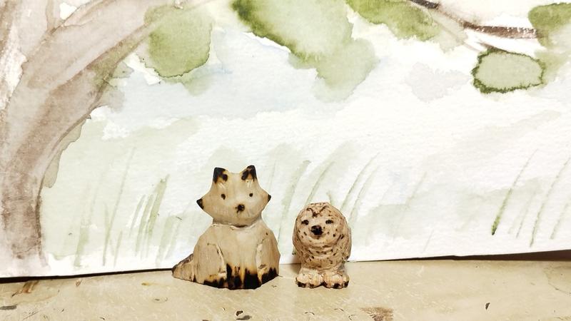 Un renard et une chouette en bois.Le renard a des petits yeux, le regard un peu ailleurs. La chouette donne l'impression de sourire comme l'emoji 😊. 