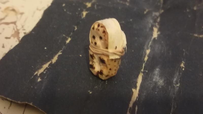 petit hérisson en bois avec une coiffe en bois