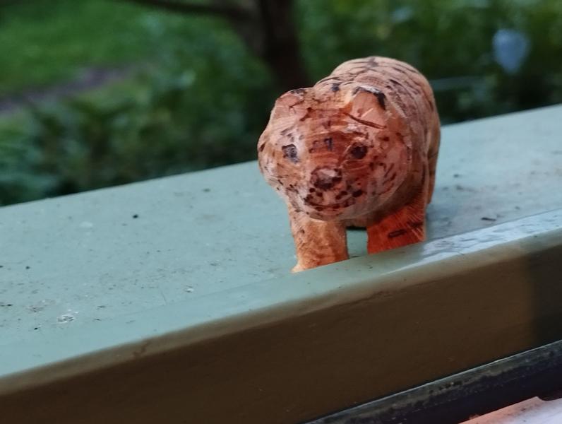 Sculpture de tigre en bois, vue de face 