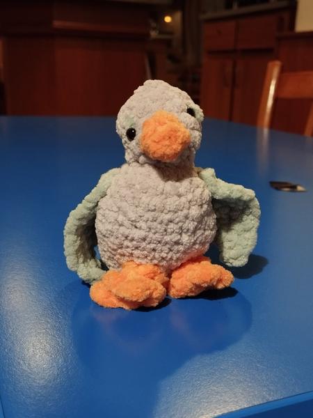 Un oiseau au crochet. Vu de face il fait penser à un canard avec ses grosses pattes palmées