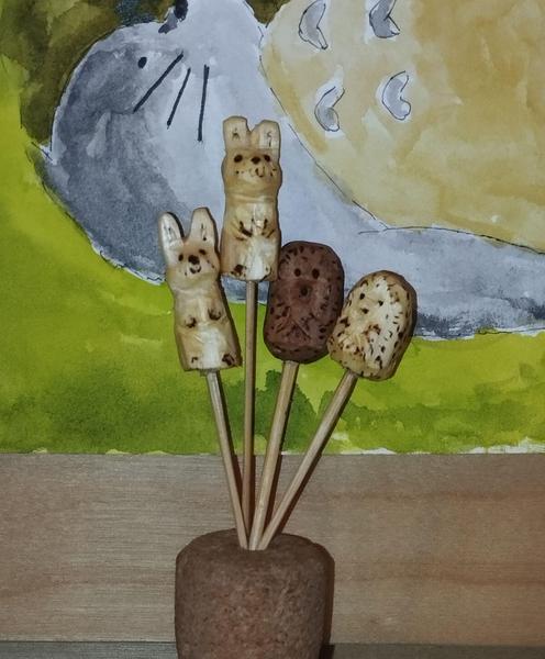 4 épingles plantées dans un bouchon. Elles sont ornées de 4 animaux : 2 lapins et 2 hérissons