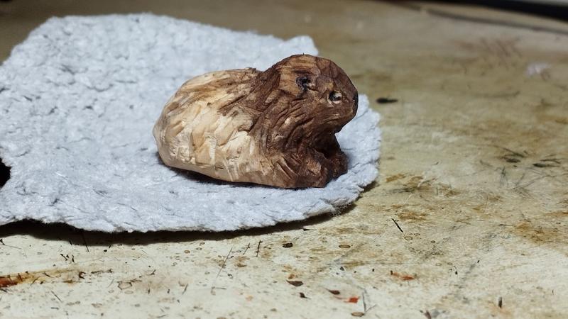 Un cochon d'inde en bois, marron et beige 