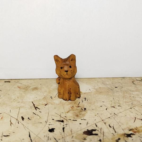 Un petit chat en bois