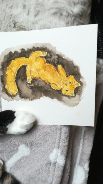 Aquarelle d'un chat roux à poils longs. Une vraie patte de chat est posée sur la feuille 