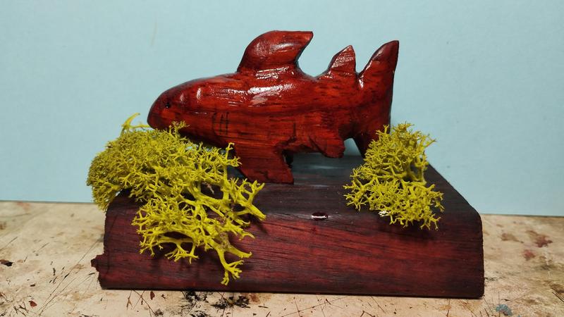 Sculpture d'un requin en bois rouge