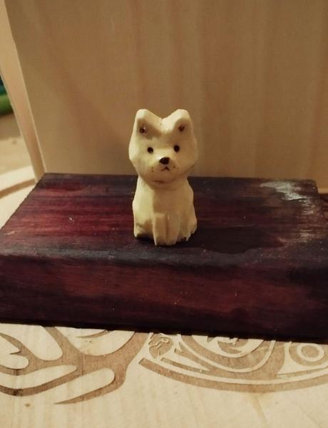 Un petit chat en bois