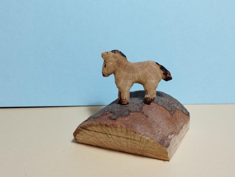 Petit cheval en bois, vu de profil 