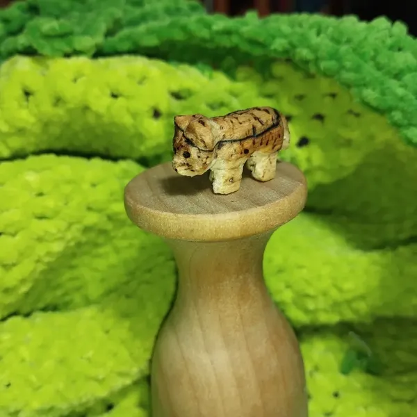 Un petit tigre en bois 