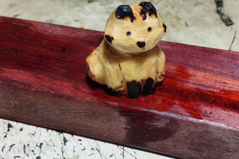 Un renard en bois. Ses pattes, oreilles, yeux et museau sont noircis