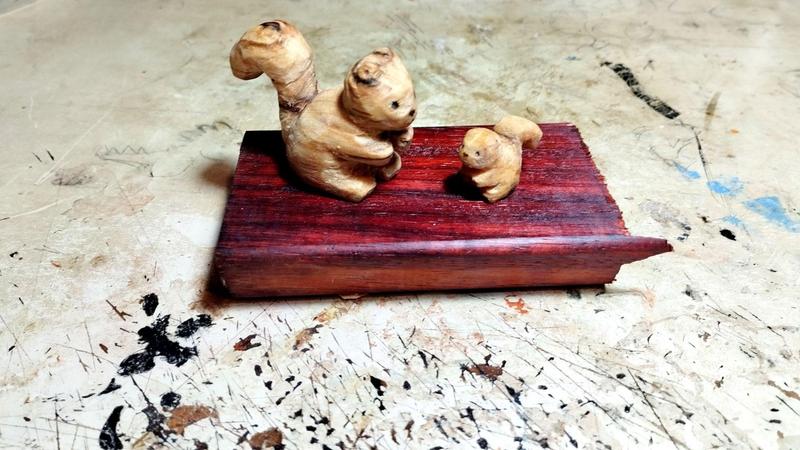 Deux écureuils en bois : un grand et un petit