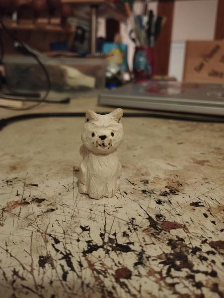 Une sculpture de chat en bois
