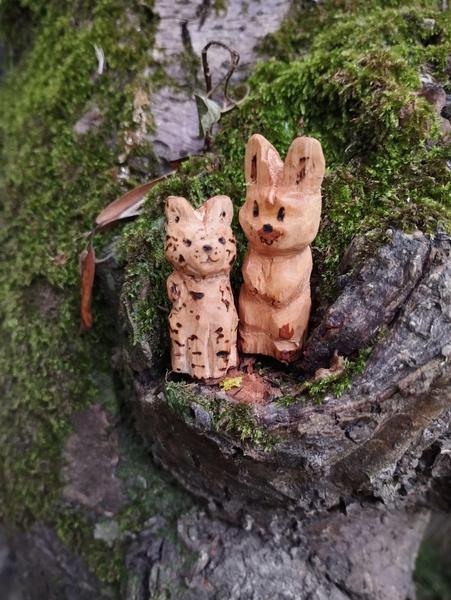 Un chat et un lapin en bois
