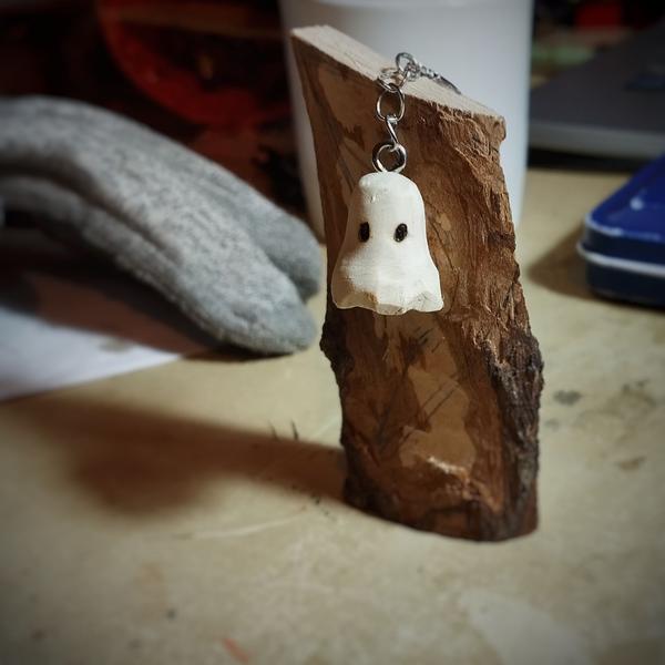 Un pendentif fantôme en bois 