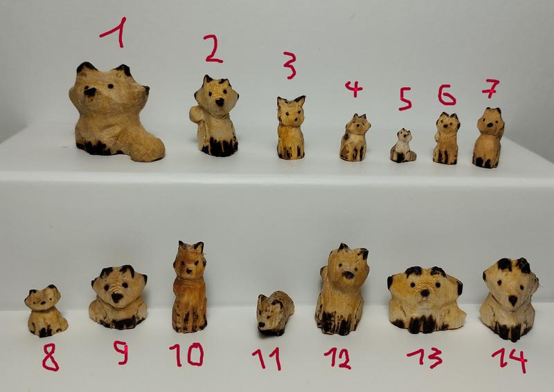 Photos de 14 renards en bois tous assis sauf le 111 : le plus grand, très large queue au sol2 : moyen, plutôt mince, une oreille pliée3 : petit, oreilles écartées4 : très petit, plie ses yeux5 : le plus petit, queue au sol relativement large6 : petit, en baguette de bambou, visage plat7 : un peu plus grand que 6, pose assez fier8 : petit, chibi, mignon++++9 : plus grand que 8 mais toujours petit, un peu fatigué10 : étiré, plus orangé, regard un peu énervé11 : le seul à 4 pattes12 : plutôt grand, penche un peu la tête13 : large mais pas grand, petit mais costaud14 : moyen chibi