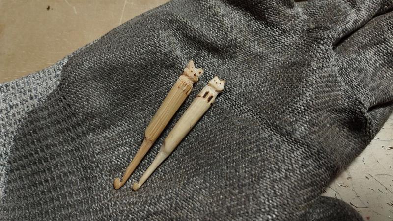 Deux mini crochets en bambou, l'un en forme de renard, l'autre de fennec